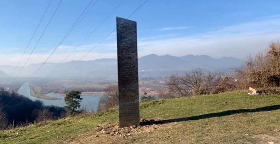 Monolitul metalic misterios, descoperit lângă o cetate dacică din Piatra Neamț, a dispărut