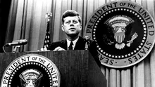 John F. Kennedy, cel mai tânăr președinte american. „Dacă găsești un drum fără obstacole, probabil că acela nu duce nicăieri”