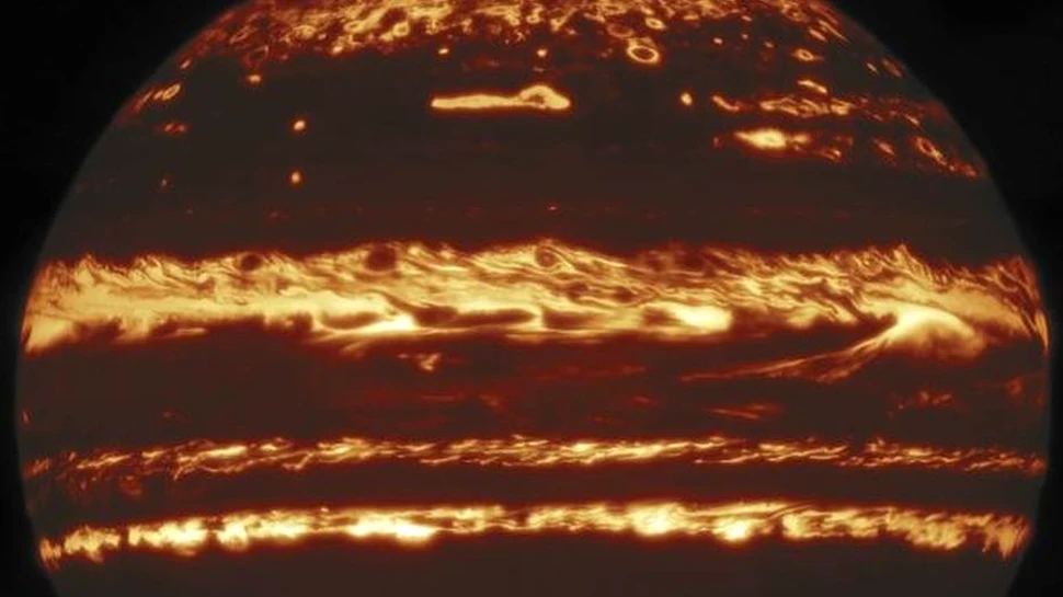 Astronomii au surprins imagini spectaculoase cu planeta Jupiter, folosind o tehnică ”norocoasă”