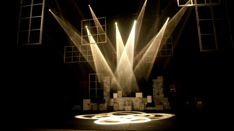 Premieră la Teatrelli. Spectacolul „Fade In / Fade Out”, un proiect experimental cu sunet binaural