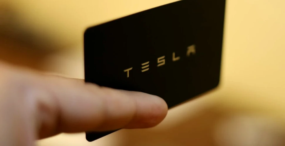 Un fan înfocat și-a implantat în mână cheia de la autoturismul Tesla