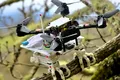 O nouă dronă avansată poate smulge obiecte din aer
