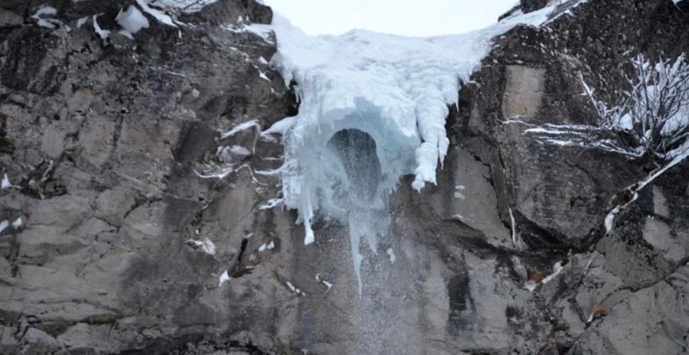 Un sloi imens de gheață s-a prăbușit peste mai mulți turiști și a ucis o persoană în Rusia