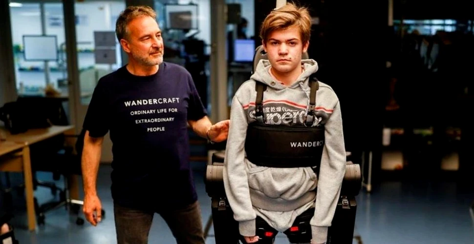 Un inginer a construit un exoschelet activat prin voce pentru ca fiul său să poată merge