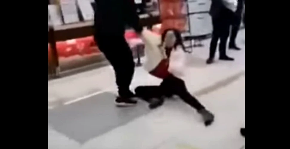 Momentul în care o femeie este târâtă pe jos în China pentru că a refuzat să poarte mască sanitară – VIDEO