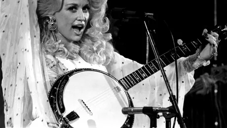 Dolly Parton, regina muzicii country. Avere de 600 de milioane de dolari și 365 de peruci