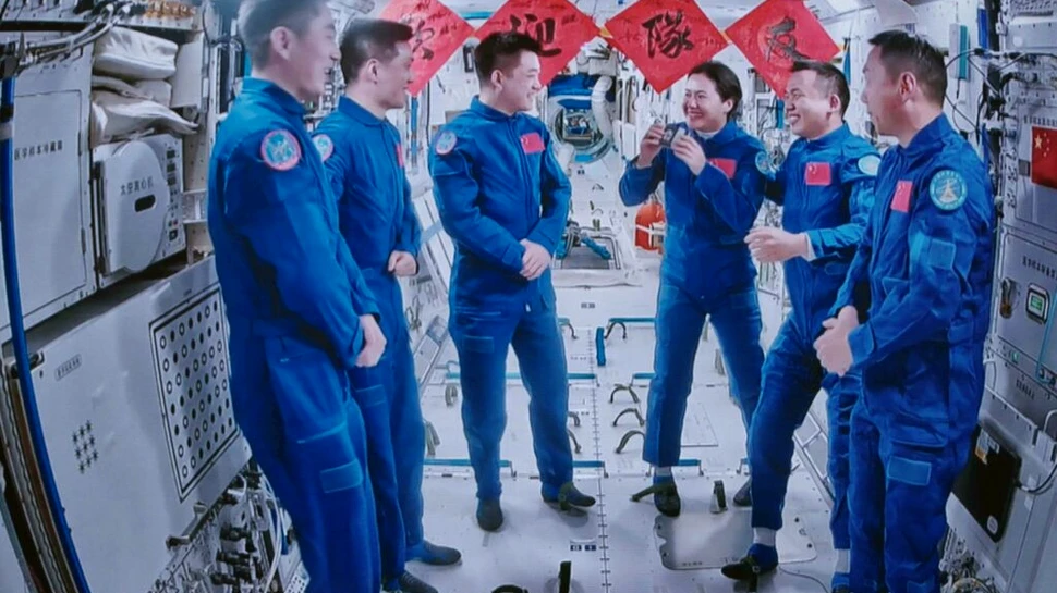 Astronauții de pe stația spațială Tiangong a Chinei primesc ajutor de la un robot inteligent