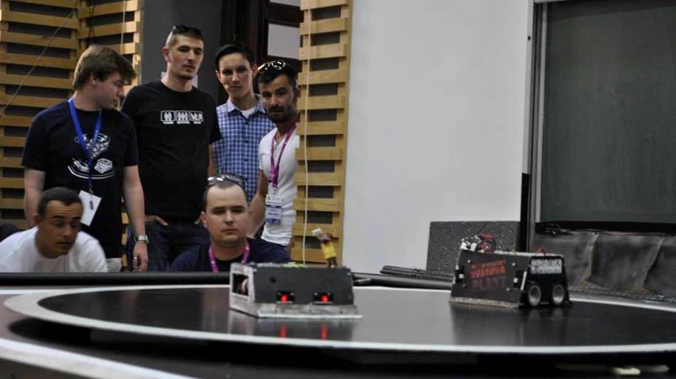 Roboţi „sumo” construţi de studenţi s-au întrecut în weekend la un concurs din Cluj – VIDEO