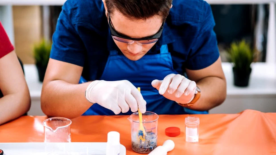 Chimia şi experimentele ei distractive. Laboratoare gratuite pentru elevii din Capitală şi alte două oraşe mari ale României. Cum poţi participa