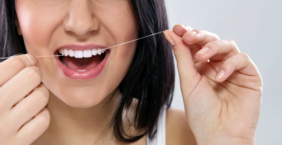 Când ar trebui folosită aţa dentară, înainte sau după spălarea pe dinţi?