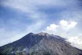 Un rus s-a fotografiat dezbrăcat pe un munte sacru din Indonezia