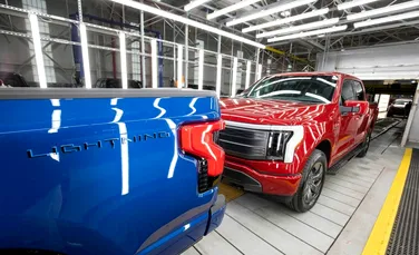 Ford F-150 Lightning ia fața camionetei Cybertruck de la Tesla. A fost livrat primul vehicul