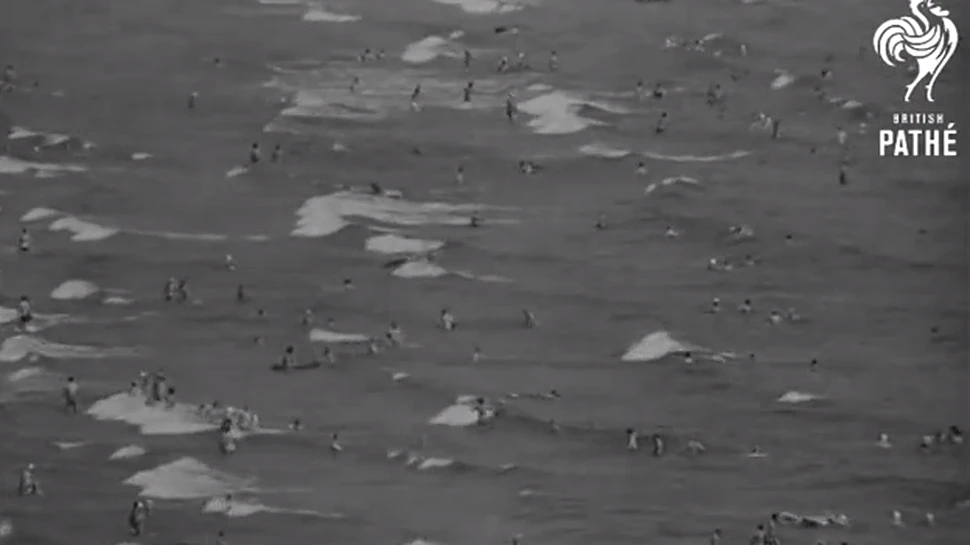 VIDEO Imagini cu litoralul românesc din anii ’60. Petreceri de noapte şi plaje cât vedeai cu ochii