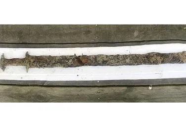 O fetiţă de 8 ani a descoperit într-un lac din Suedia o sabie veche de 1.000 de ani