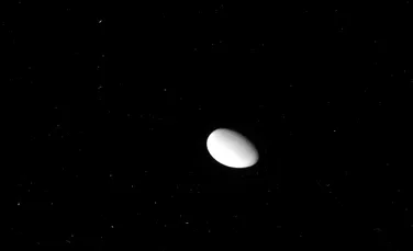 „Oul cosmic”: un satelit al lui Saturn este unul dintre cele mai ciudate corpuri cereşti studiate până acum