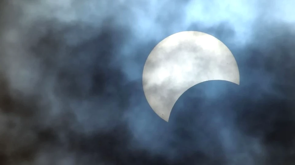 FOTO. Luna nouă ”va lua o gură” din Soare. O eclipsă parţială de Soare va avea loc pe 15 februarie