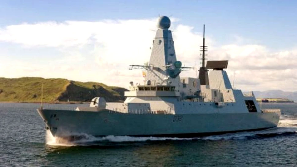 Royal Navy trage cu tunul in O.Z.N.-uri