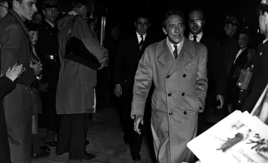 Jean Cocteau, poet francez, artist, regizor și dramaturg. „Poetul este un mincinos care spune mereu adevărul”