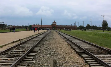 Apelul conducerii muzeului Auschwitz către turişti: Nu vă mai faceţi poze pe şinele de tren!