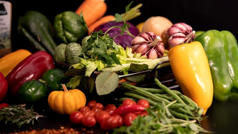 Câți dintre români aruncă mâncarea neconsumată, deși cheltuie o mare parte din venituri pe alimente