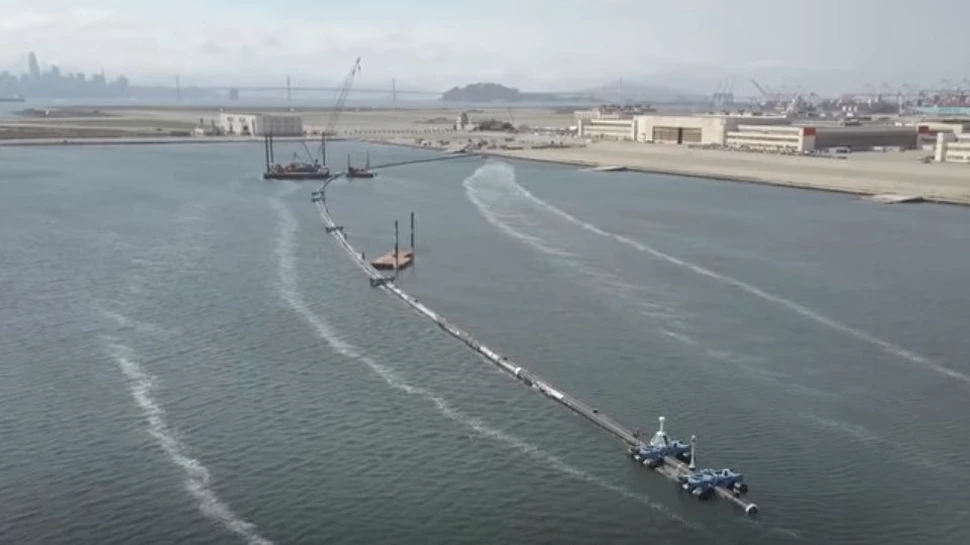 O capcană gigantică va fi amplasată pentru a aduna deşeurile de plastic din ocean