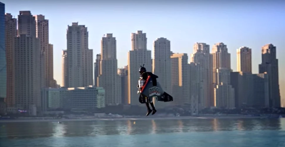 ”Jetman” a realizat în premieră zborul uman 100% autonom, la o înălţime de 1.800 de metri – VIDEO