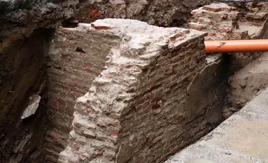 Ziduri vechi de sute de ani ce aparţin primei şcoli de învăţământ superior din Ţara Românească au fost descoperite în curtea Universităţii din Bucureşti