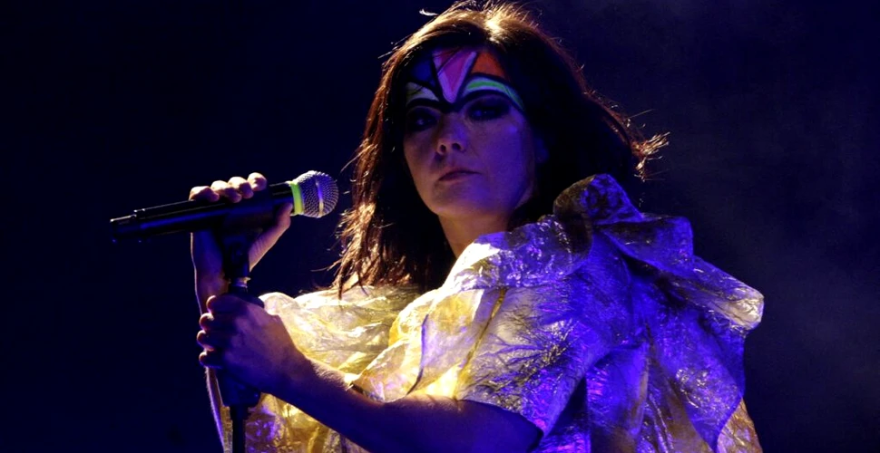 Björk, unul dintre cei mai influenți pionieri în muzica electronică și experimentală. A stârnit controverse la Oscaruri atunci când, de sub rochia ei de lebădă, a căzut un ou de struț