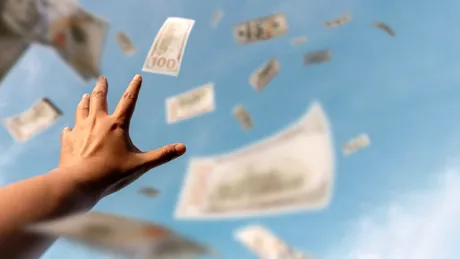 După o ceartă în familie, o femeie a aruncat de la balcon 160.000 de dolari