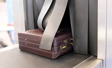 Nu v-aţi gândit niciodată la asta. Ce se întâmplă cu bagajul tău după ce faci check in-ul la aeroport – VIDEO
