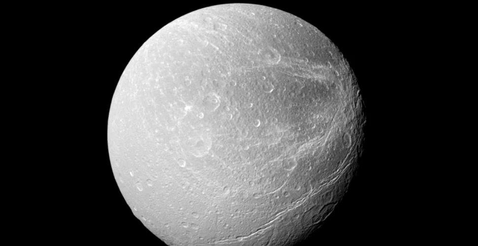 Suprafaţa lui Dione, o lună a lui Saturn, are caracteristici misterioase şi unice în Sistemul Solar. ”Sunt foarte bizare”