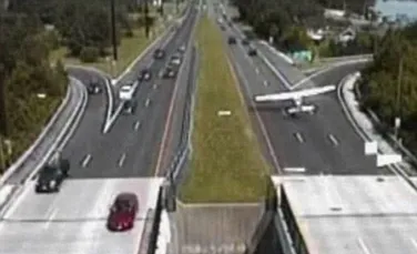 Video ATERIZARE forţată pe o autostradă, surprinsă de camere de luat vederi – VIDEO
