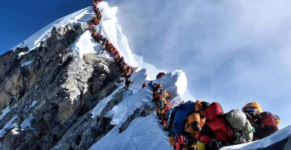 Aglomeraţie fără precedent pe Everest, cel mai înalt munte. Doi alpinişti au murit din această cauză