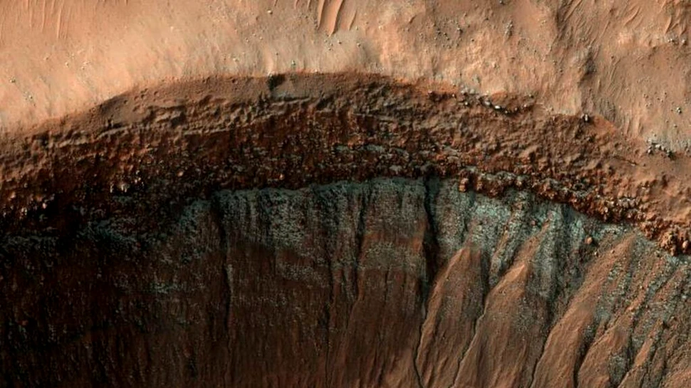 Un crater înghețat de pe Marte strălucește într-o nouă imagine uimitoare de la NASA