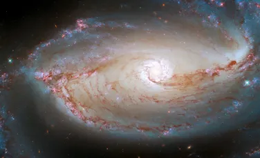 Telescopul Hubble a fotografiat „ochiul” unei galaxii care privește din spațiul îndepărtat