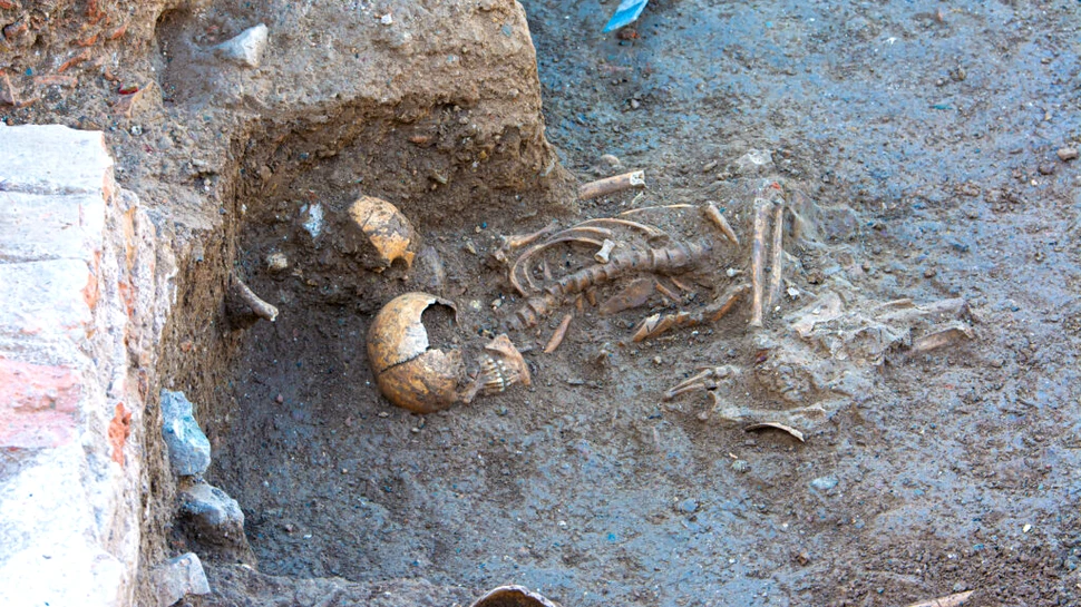 Arheologii au scos la lumină mormântul unui copil, îngropat cu fața în jos, cu un lacăt împotriva vampirilor
