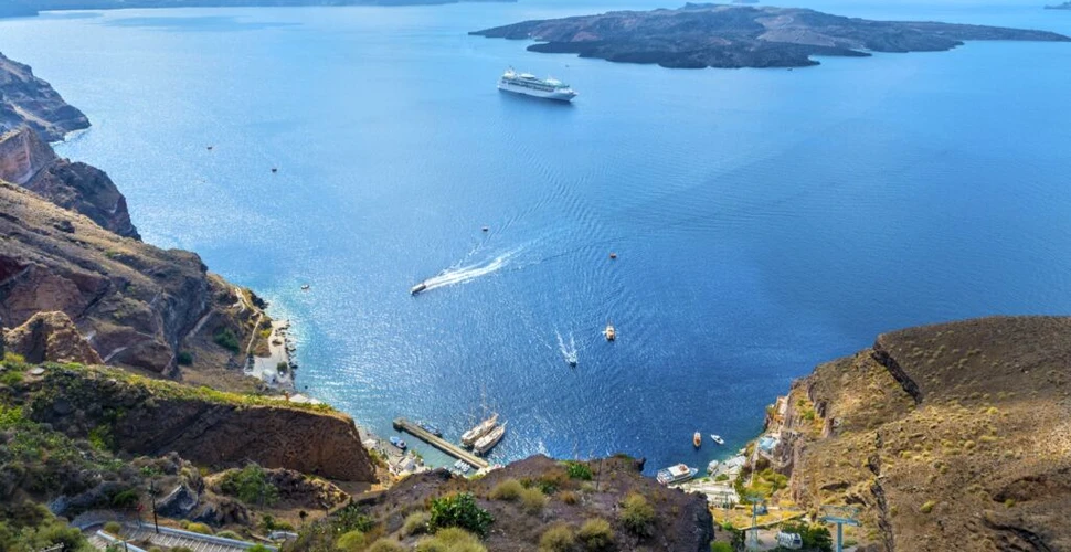 Localnicii cer o limitare a accesului în Santorini. Care este motivul?