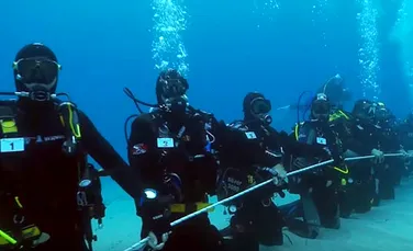 Record MONDIAL pentru cel mai mare lanţ uman sub apă. Mai multe persoane s-au ţinul de mâini pe tot parcursul scufundării – FOTO+VIDEO