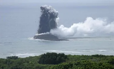 O nouă insulă a apărut în apropiere de Tokyo după erupția unui vulcan submarin