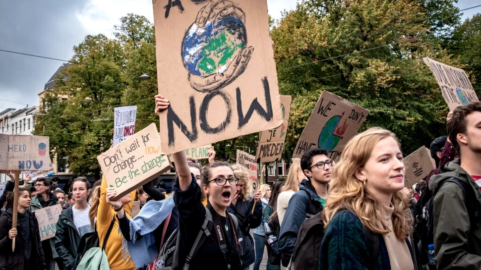 Tinerii din toată lumea se simt copleșiți de amenințarea schimbărilor climatice