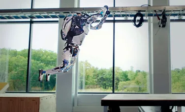 Robotul Atlas de la Boston Dynamics face parkour. Imagini uimitoare cu robotul umanoid