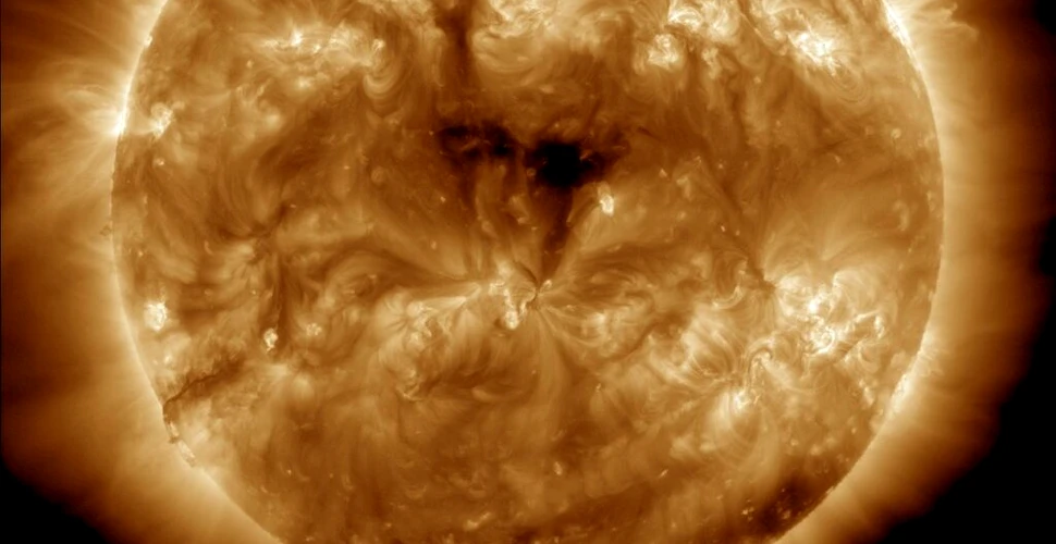 O nouă „gaură” a apărut pe suprafața Soarelui. Pământul va fi lovit de vânturi solare