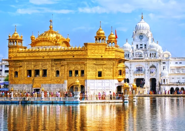 Templul de Aur din Amritsar este într-adevăr polieti cu aur pe toată surpafaţa lui. Credincioşii sikşi au pedepsit nenumăraţi hoţi care voiau să răzuie pereţii templului, prin tăierea mâinilor.