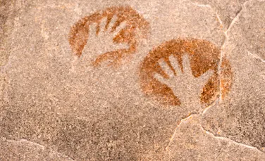 Amprentele antice ale unor mâini de copii, descoperite pe pereții unei peșteri din Spania 