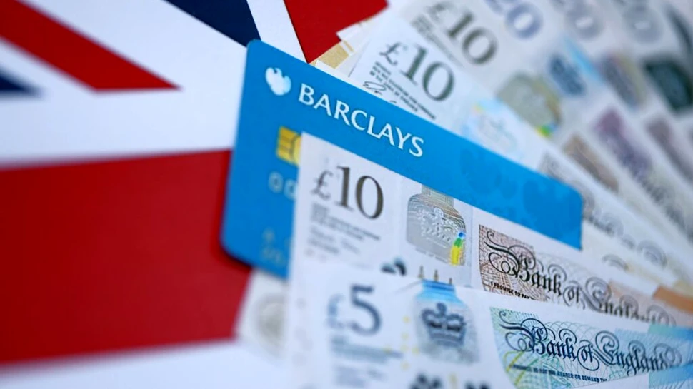 Unul dintre cele mai mari grupuri bancare din Marea Britanie renunță la mii de locuri muncă în favoarea Inteligenței Artificiale