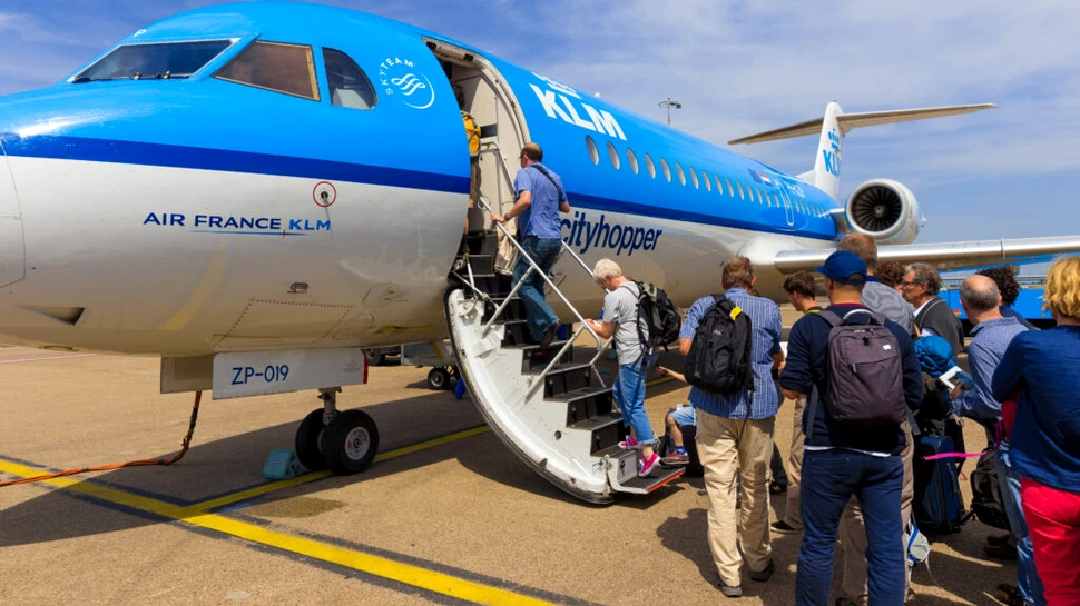 Zeci de pasageri au așteptat aproape o oră pe scara unui avion, iar în final aeronava a decolat fără ei