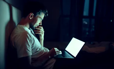 „Bedtime stacking”, trendul de pe TikTok care transformă patul într-un birou. De ce specialiștii nu îl recomandă