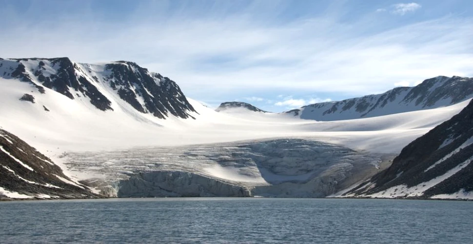 Întinderea totală a calotei glaciare în zona arctică este printre cele mai mici înregistrate vreodată