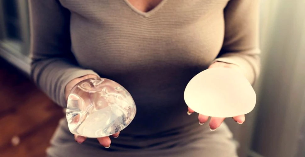Siliconul din implanturile mamare poate duce la moarte celulară