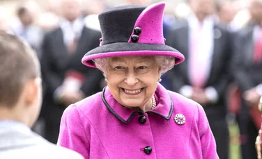Secretele Reginei Elisabeta a Marii Britanii: Deţine un cont de Facebook secret, iPad şi smartphone la vârsta de 91 de ani